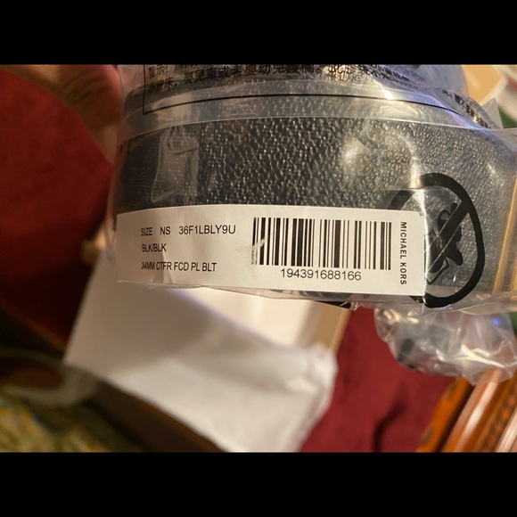 104. Michael Kors Men Logo Belt In Signature-Print REVERSIBLE - Picture 6 of 11